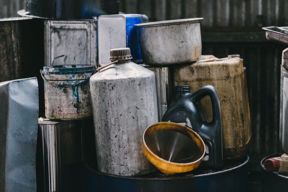 Black,Old,Used,Dirty,Motor,Oil,In,Garage,Liquid,Waste